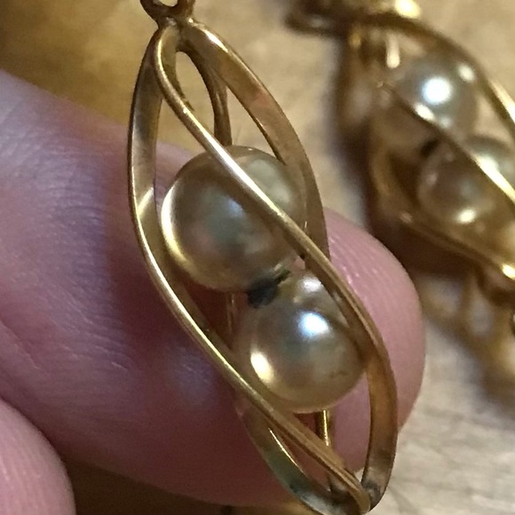 Vintage Faux Gray Pearl Gold Tone Bracelet Drop Screw Back Earrings Set - Picture 3 of 10